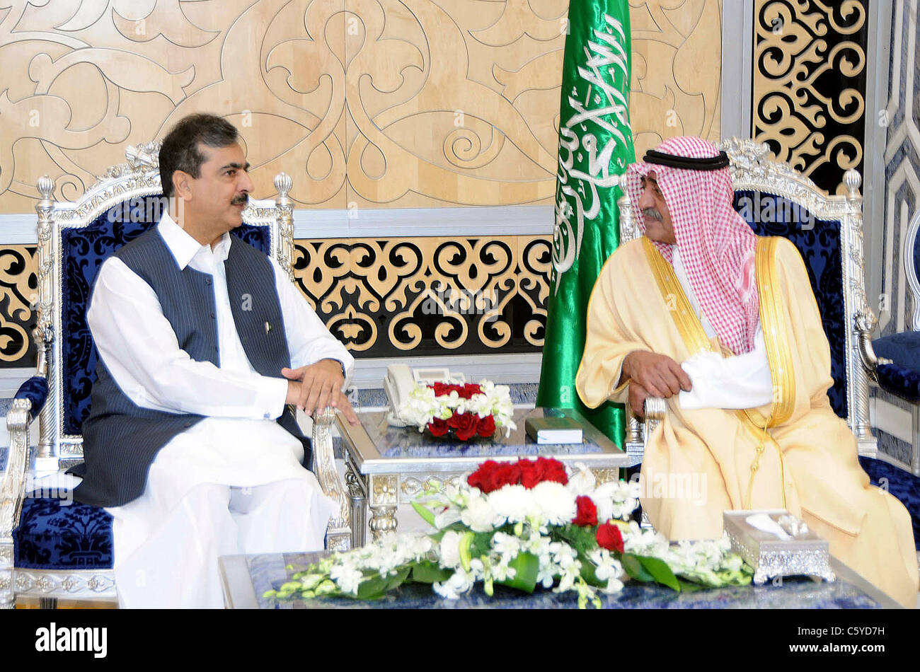 Herr Ministerpräsident, spricht Syed Yousuf Raza Gilani mit Prinz Miqrin bin Abdul Aziz Al Saud am Royal Terminal Stockfoto