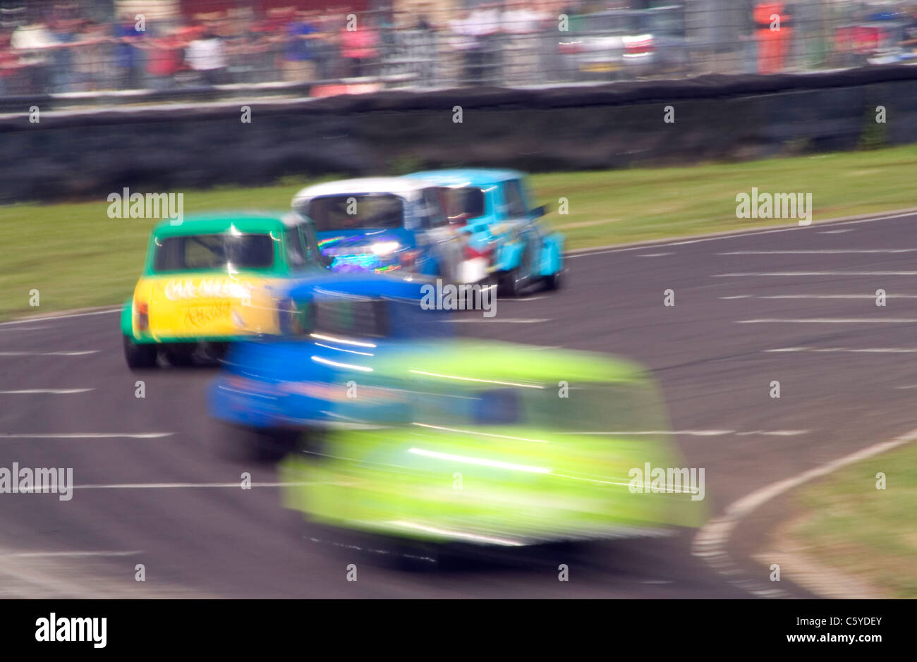 Minis-, Renn- und Sportwagen, Castle Combe Circuit, Castle Combe, Wiltshire, Cotswolds, England, UK, Europa Stockfoto