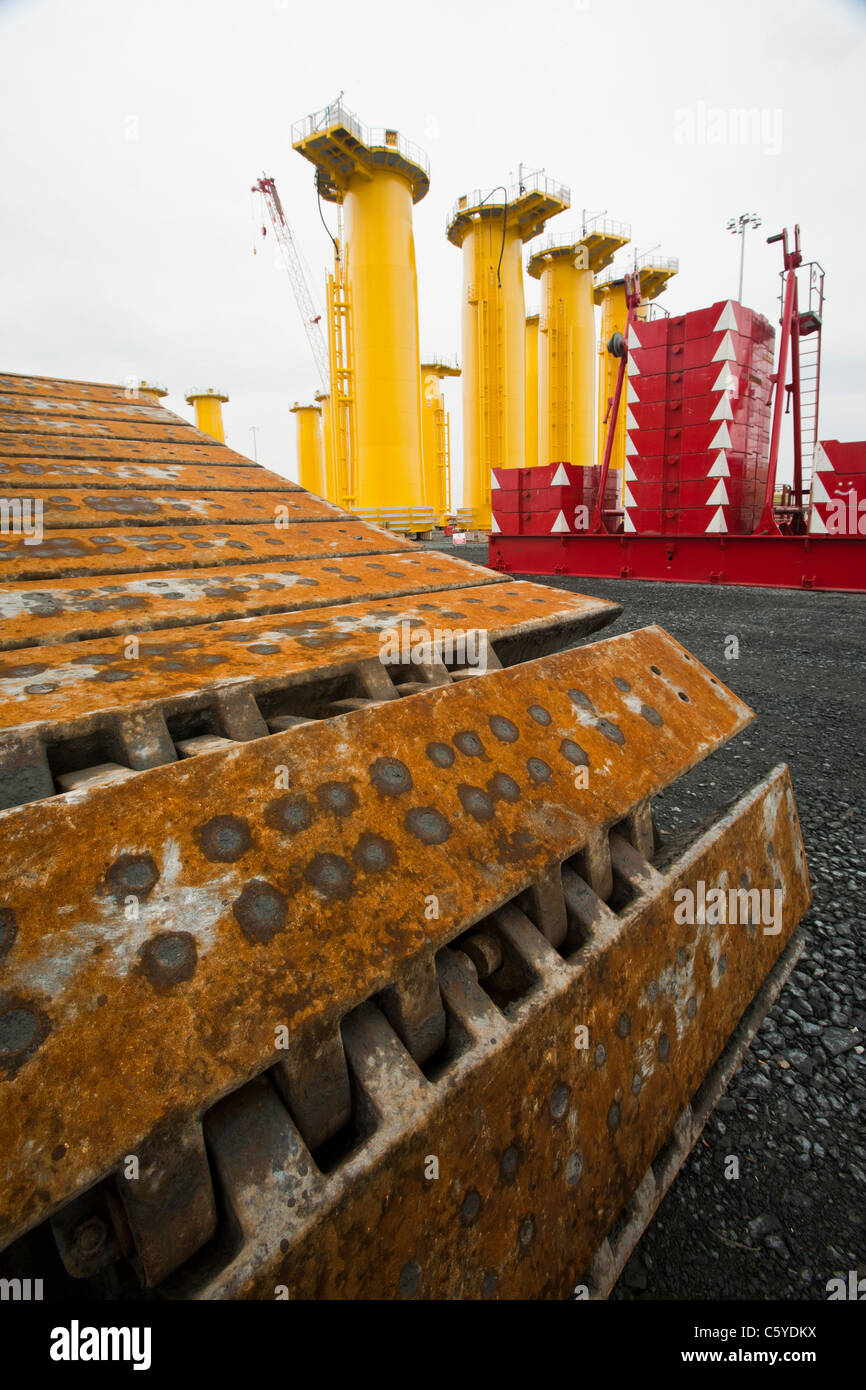Ein riesiger Kran verwendet wird, um Wind-Turbine-Teile auf die Bau-Schiffe auf der Offshore-Windpark Walney, UK heben. Stockfoto