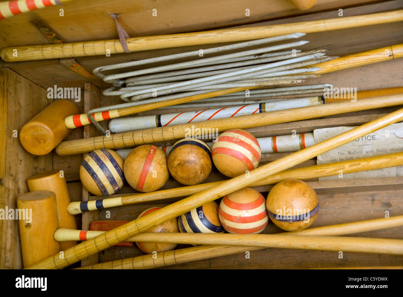 Alte hölzerne Krocket Spiel Ausrüstung in einer box Stockfoto