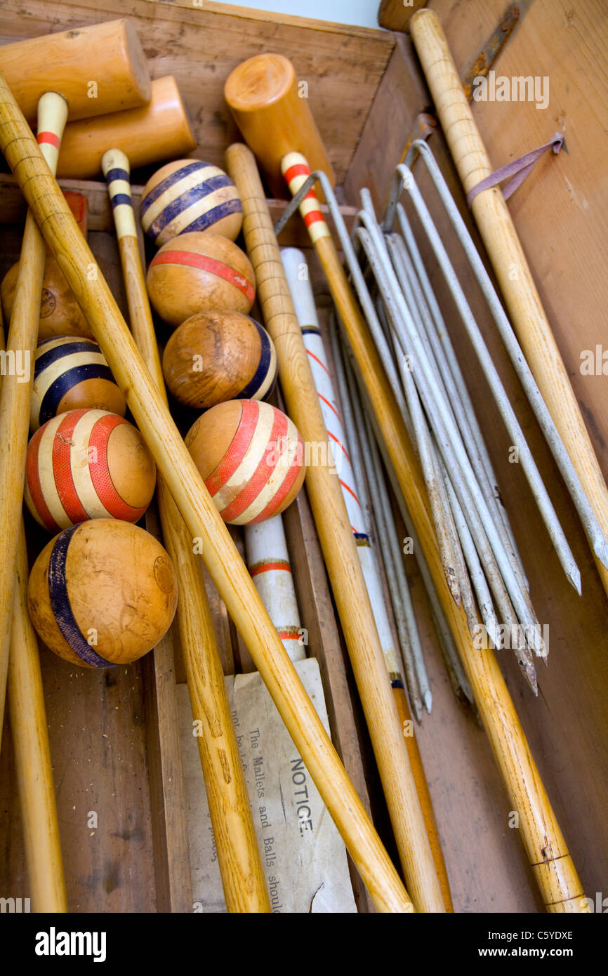 Alte hölzerne Krocket Spiel Ausrüstung in einer box Stockfoto