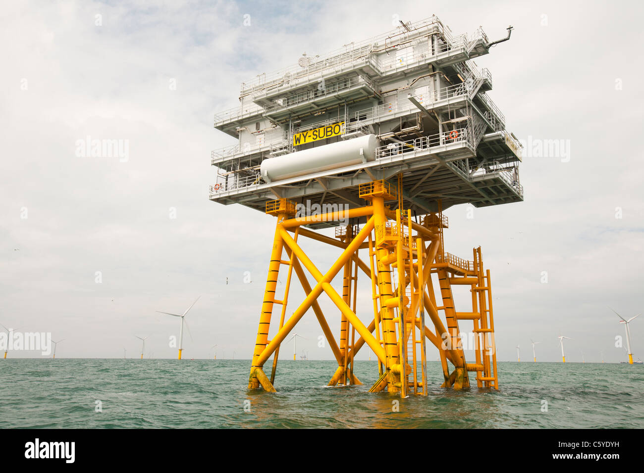 Ein Sub-Station an der Walney offshore Wind Farm, Cumbria, UK. Stockfoto