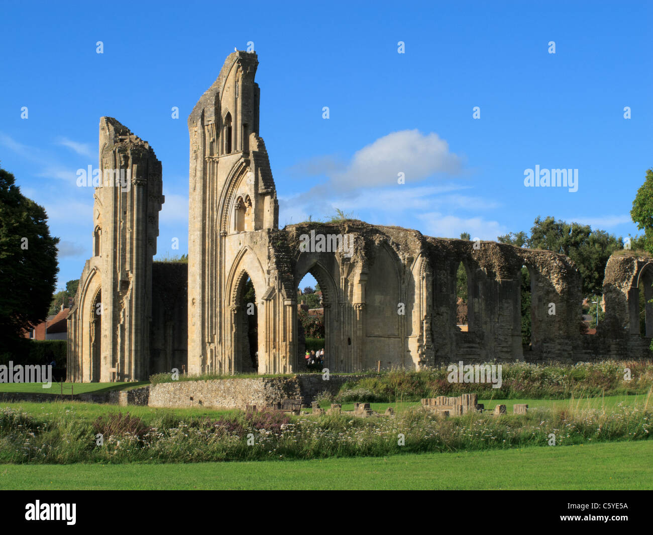 Abtei, Glastonbury, Somerset an einem Sommertag, blauer Himmel Stockfoto