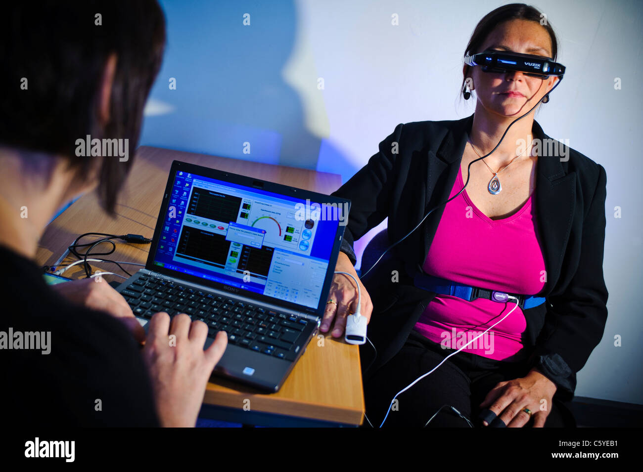 Thema virtuellen Realität tragen Brillen in wissenschaftlichen Studie zur Behandlung von Phobien Wissenschaftler Überwachungsergebnisse auf laptop Stockfoto