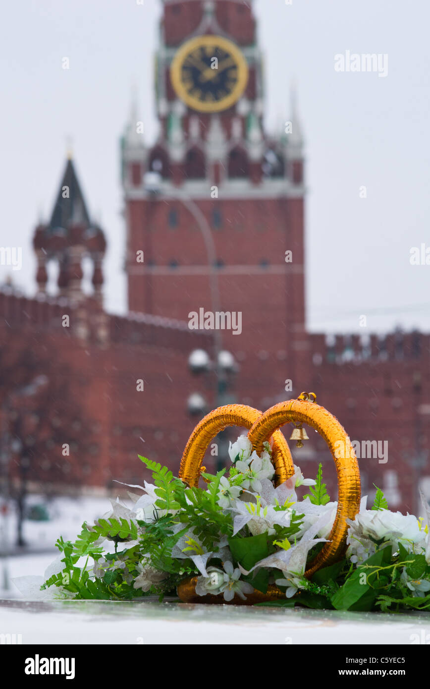 Eheringe gegen die Spasskaja-Turm Stockfoto