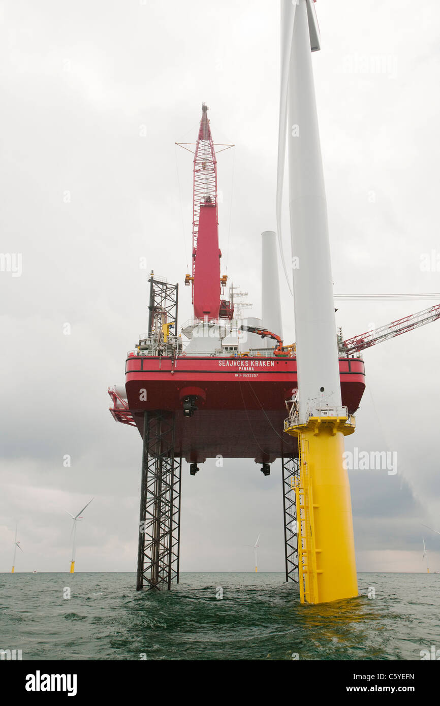 Das Aufbocken Lastkahn, Kraken, Windkraftanlagen für Offshore-Wind Farm, Cumbria, UK Walney konstruieren verwendet wird. Stockfoto