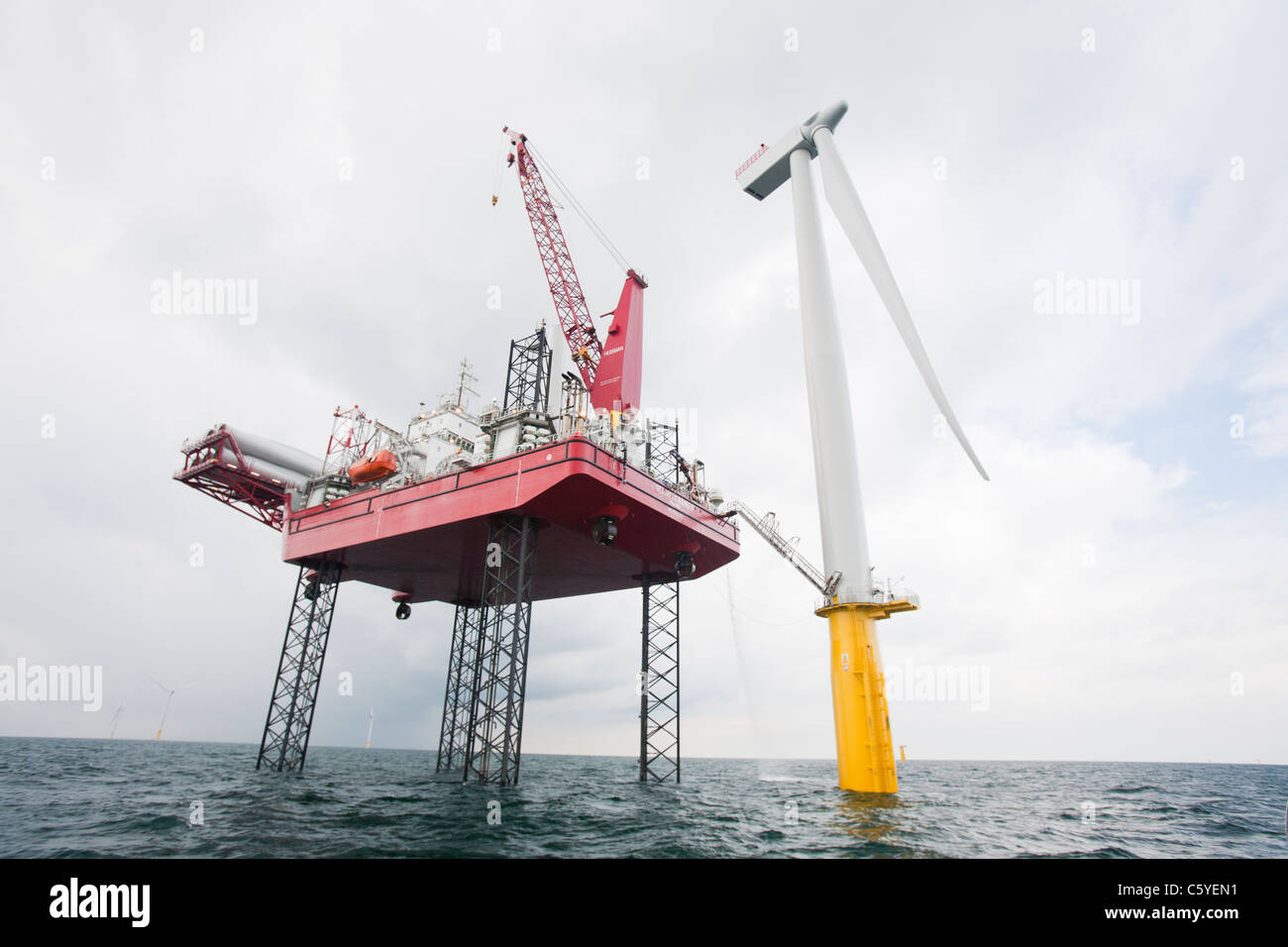 Das Aufbocken Lastkahn, Kraken, Windkraftanlagen für Offshore-Wind Farm, Cumbria, UK Walney konstruieren verwendet wird. Stockfoto