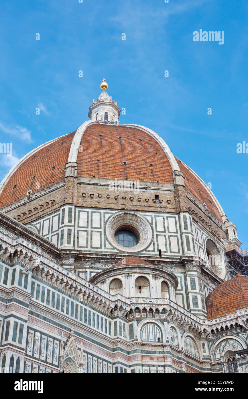 Die Kuppel der Kathedrale di Santa Maria del Fiore mit Touristen an der Spitze der Kuppel in Florenz, Toskana, Italien Stockfoto