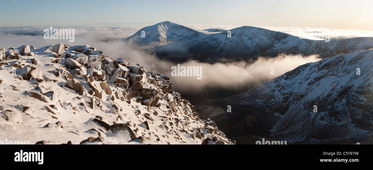 Blick vom nahen Gipfel des Briariach in Richtung Cairn Toul und The Angels Peak (Sgor ein Lochain Uaine). Grampian Mountains Stockfoto