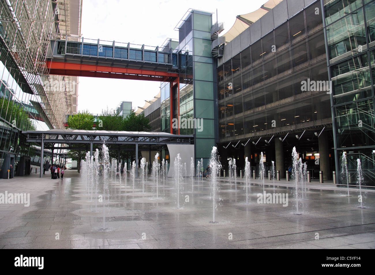 Innenhof-Brunnen, Terminal 5 Heathrow Airport. London Borough of Hounslow, Greater London, England, United Kingdom Stockfoto