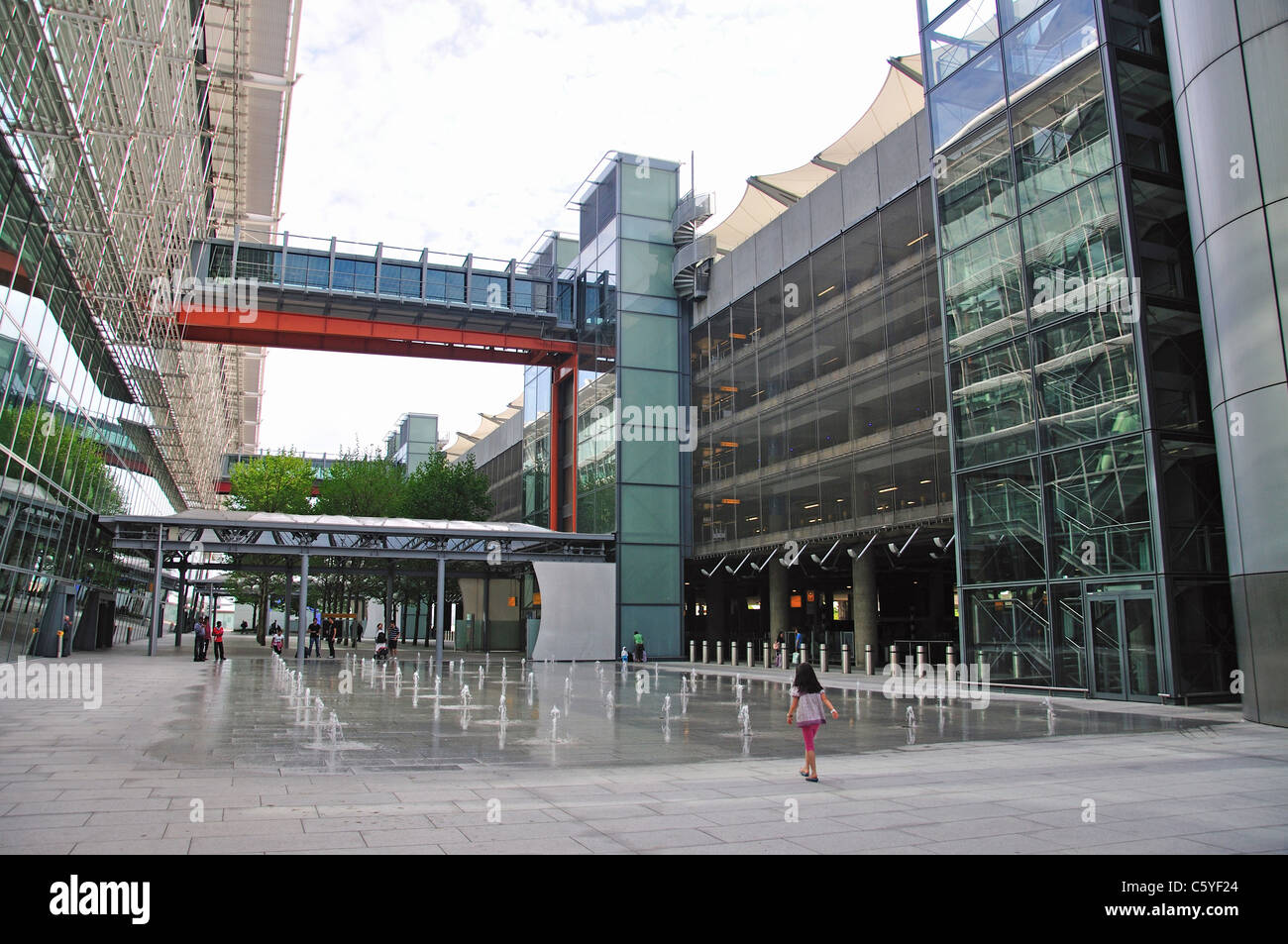 Innere Courtard Brunnen, Terminal 5 Heathrow Airport. London Borough of Hounslow, Greater London, England, United Kingdom Stockfoto