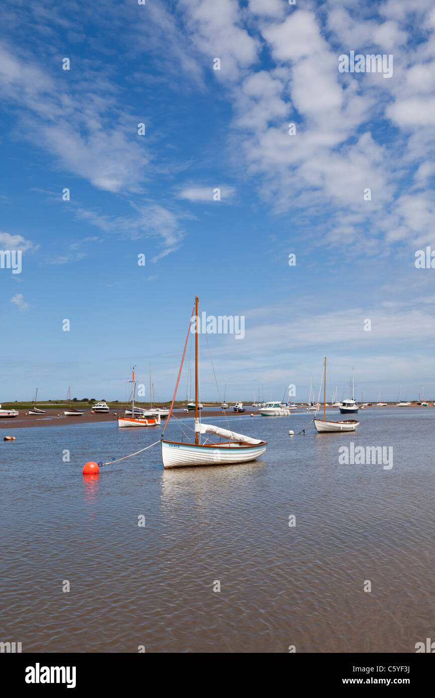 Segelyachten vertäut am Brancaster Staithe, North Norfolk, England. Stockfoto