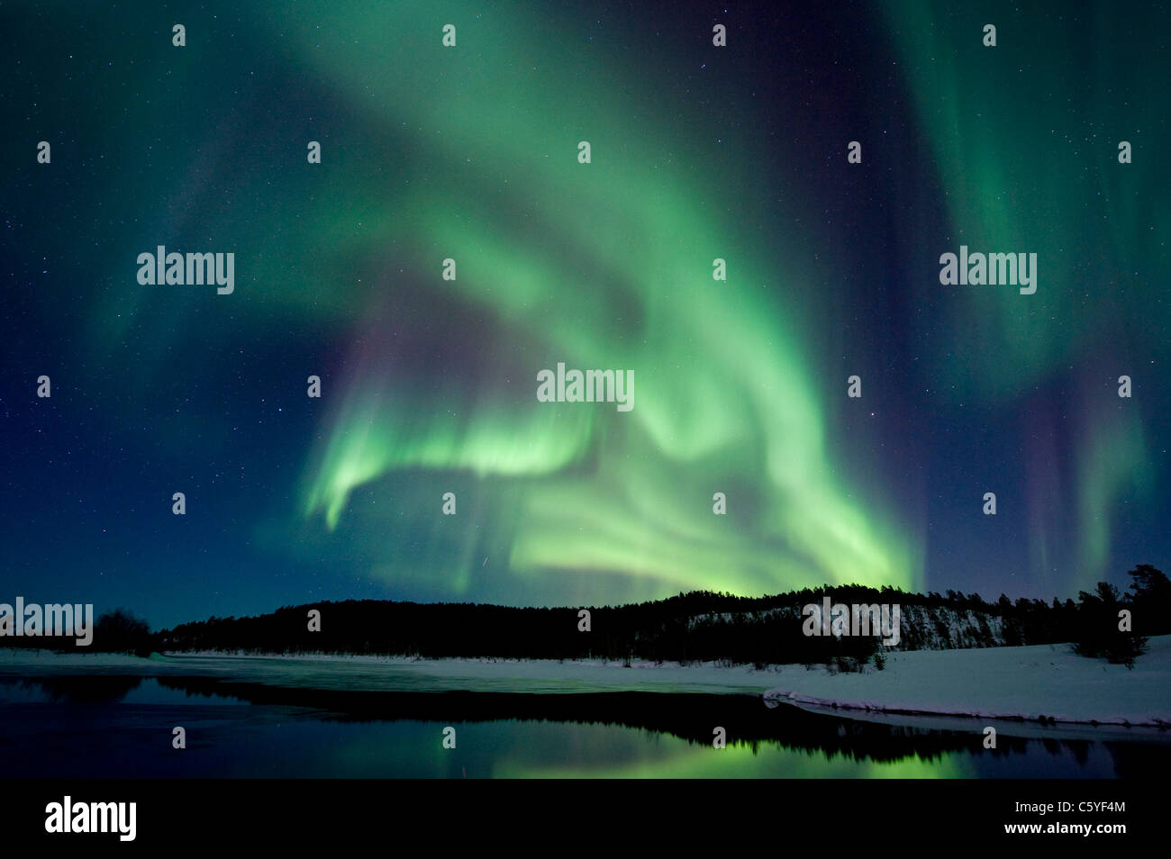 Nordlicht, auch Aurora Borealis über die verschneite Tundra. Lappland, Finnland. Stockfoto