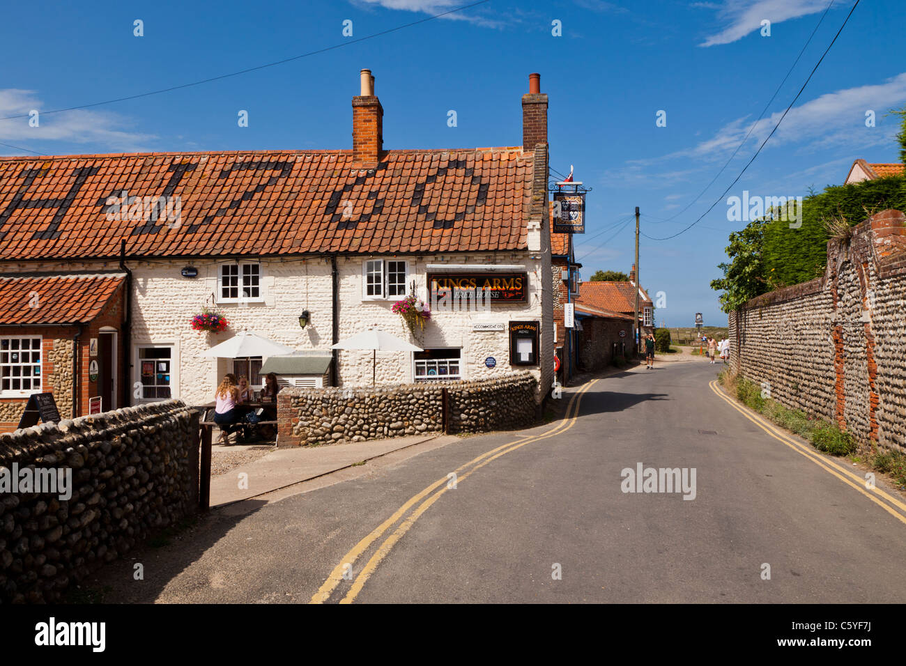 Das Kings Arms Pub auf dem Weg zum Hafen von Blakeney, North Norfolk, England. Stockfoto