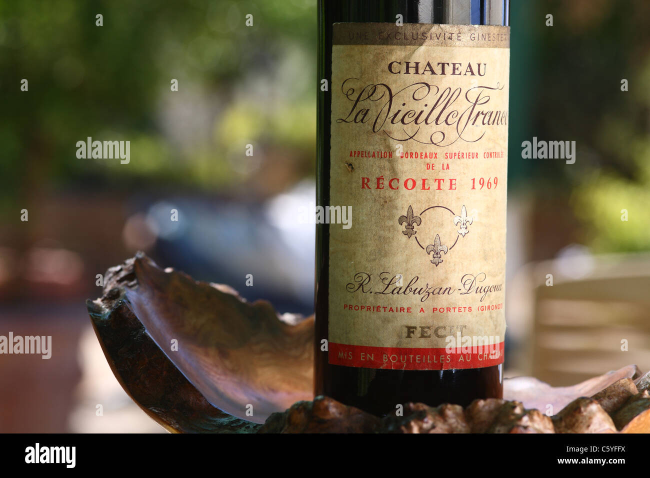 Alte Flasche Bordeaux-Wein Stockfoto