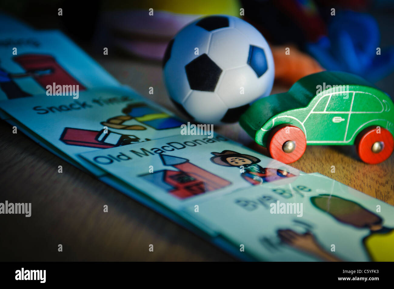 Nahaufnahme eines pädagogischen Sprech- und Sprachstörungen Therapie Spielzeug Kugel Spielzeugauto Stockfoto