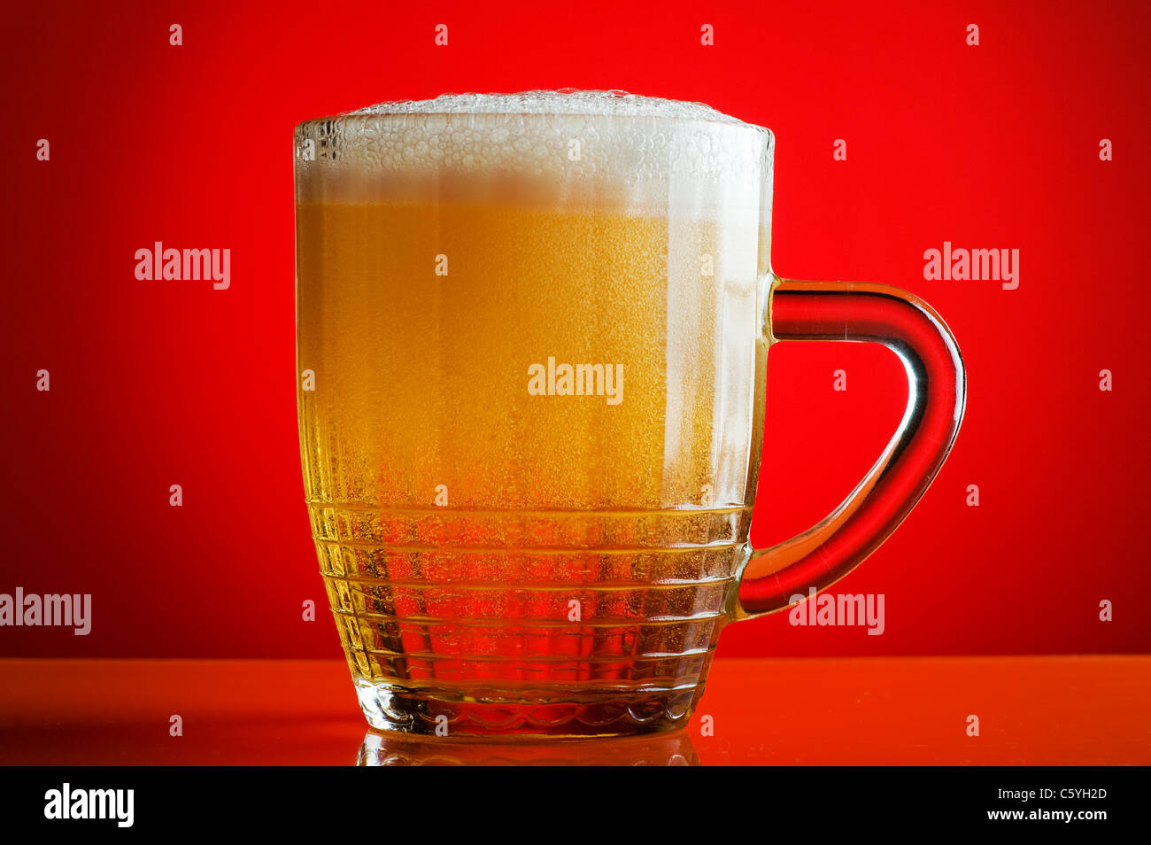 Objekt auf weiß - Glas Bier hautnah Stockfoto