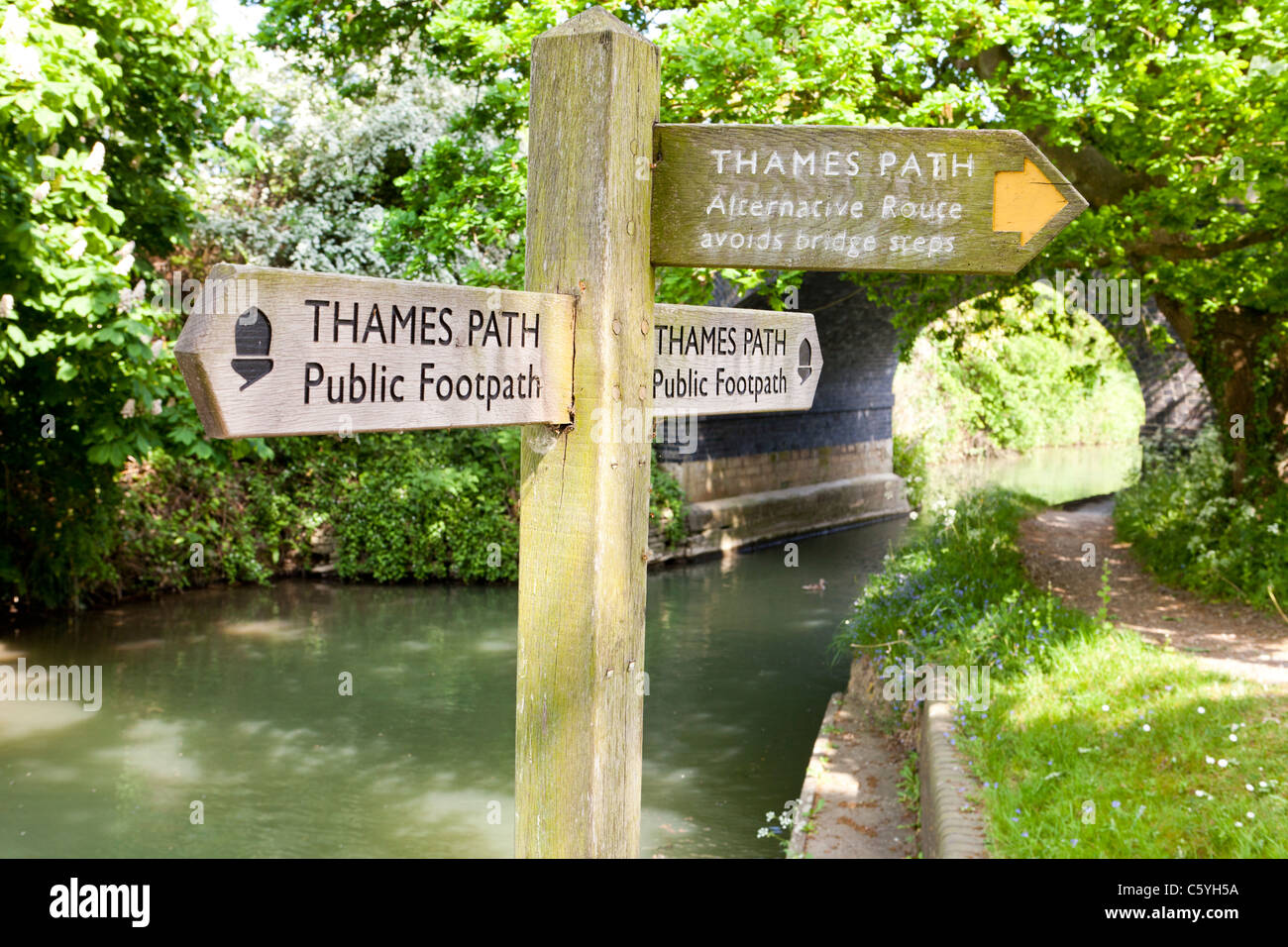 Die Thames Path National Trail unter St Johns Brücke in Lechlade, Gloucestershire, England UK Stockfoto