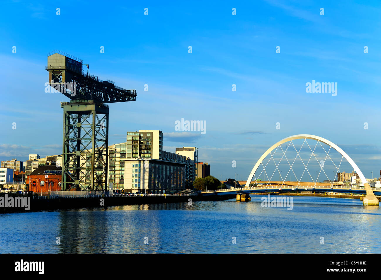 Finnieston Crane und die Clyde Arc-Brücke über den River Clyde, Glasgow Stockfoto