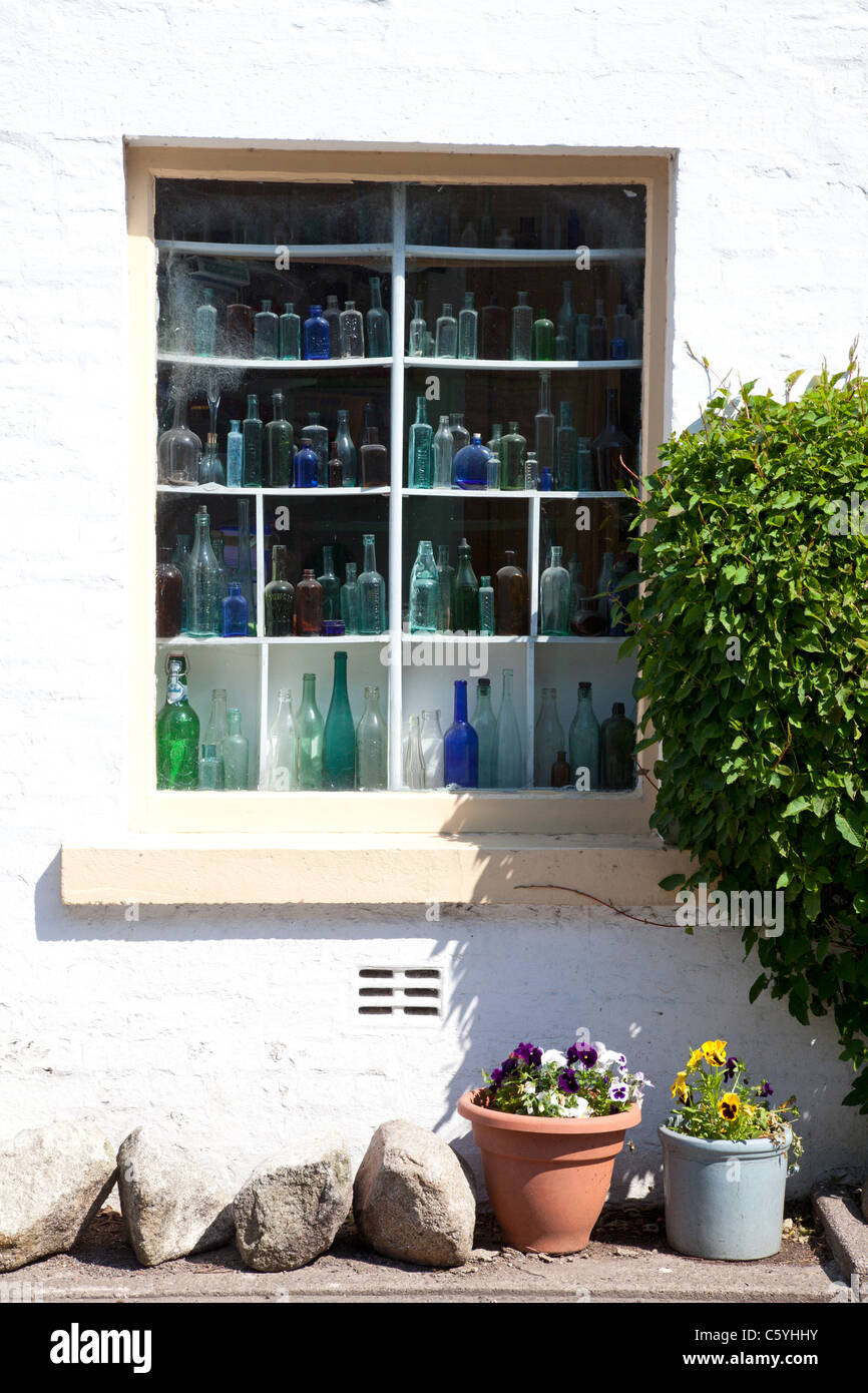 Fenster mit alten Flaschen auf dem Display, neue Abtei, Dumfries & Galloway Stockfoto