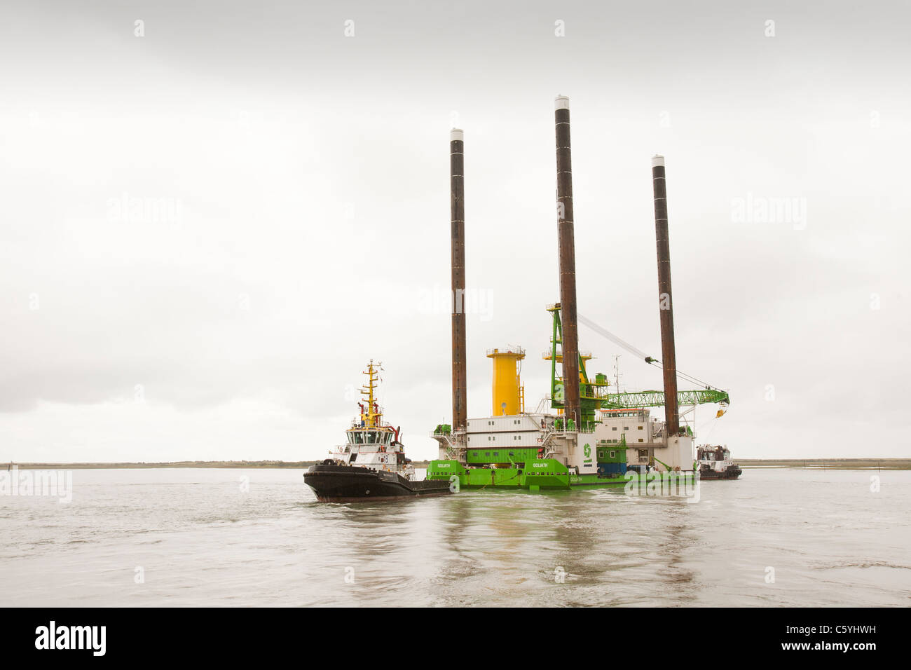 Das Aufbocken Lastkahn, Goliath von Schlepper zum Offshore-Windpark Walney heraus geschleppt, mit dem Bau zu helfen. Stockfoto