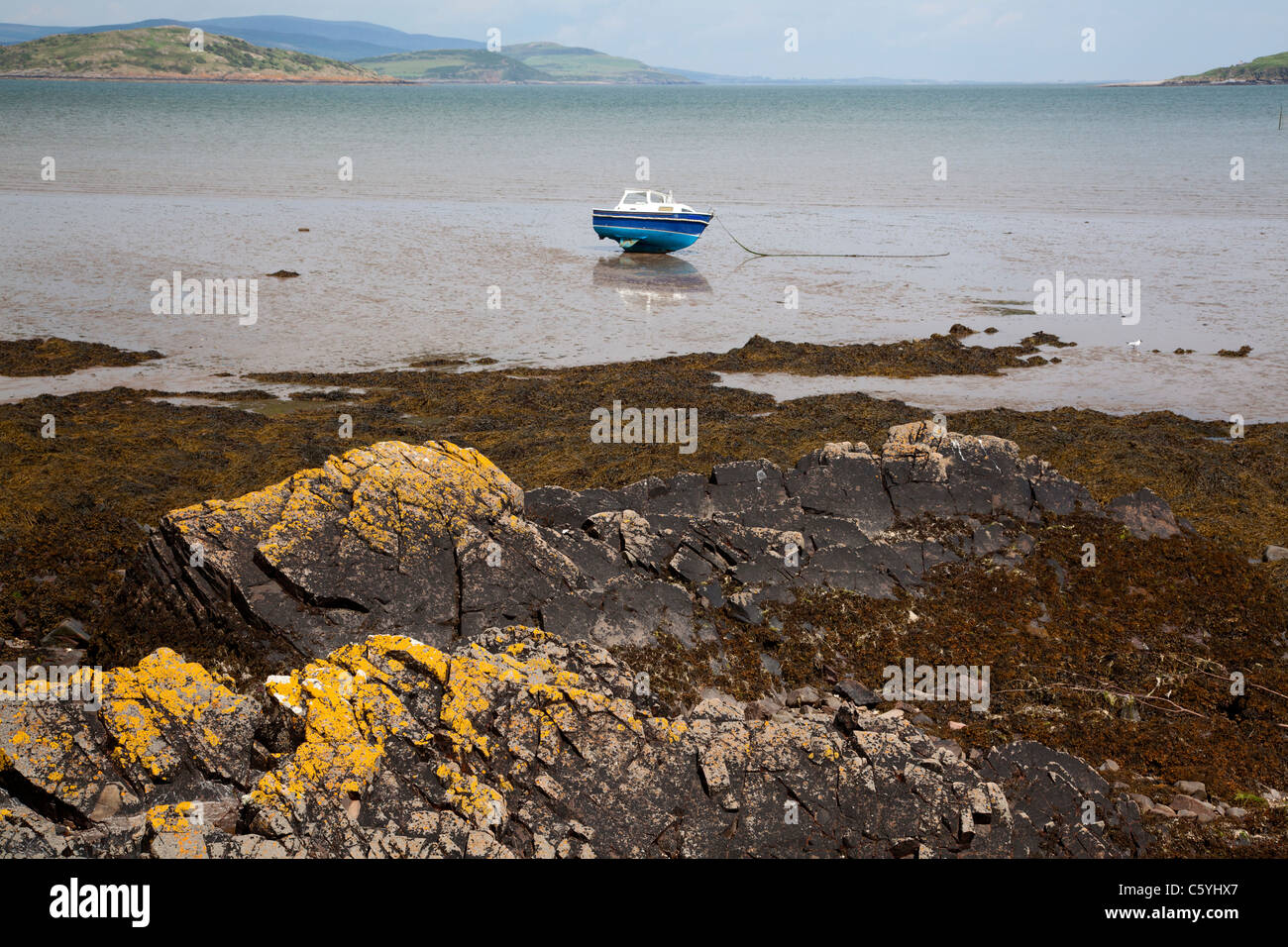 Kleines Boot gestrandet bei Ebbe in der Balcary Bay in der Nähe von Auchencairn, Dumfries & Galloway Stockfoto