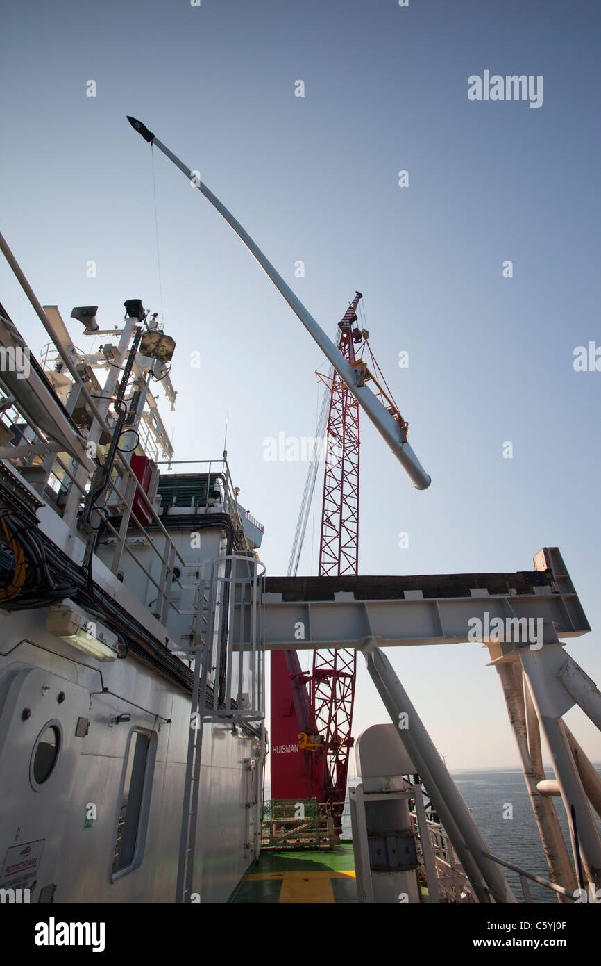 Das Aufbocken Lastkahn, Kraken, Einbau einer Turbinenschaufel, eine Windkraftanlage auf Walney offshore Wind Farm, Cumbria, UK. Stockfoto
