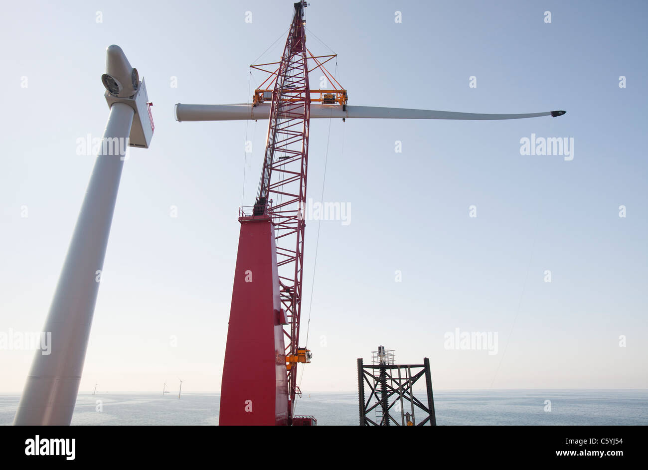Das Aufbocken Lastkahn, Kraken, Einbau einer Turbinenschaufel, eine Windkraftanlage auf Walney offshore Wind Farm, Cumbria, UK. Stockfoto