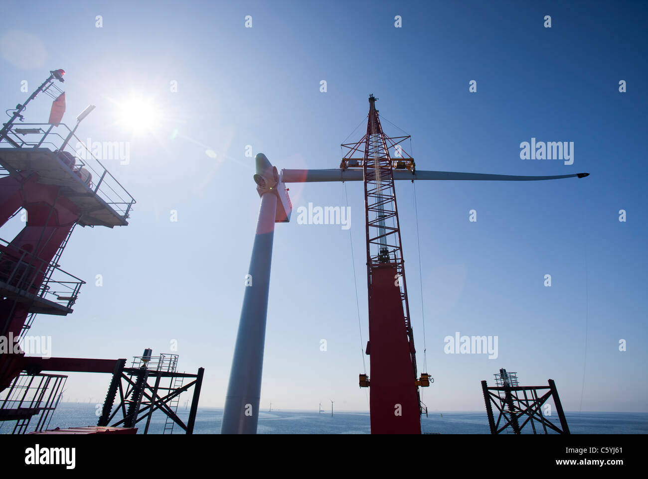 Das Aufbocken Lastkahn, Kraken, Einbau einer Turbinenschaufel, eine Windkraftanlage auf Walney offshore Wind Farm, Cumbria, UK. Stockfoto