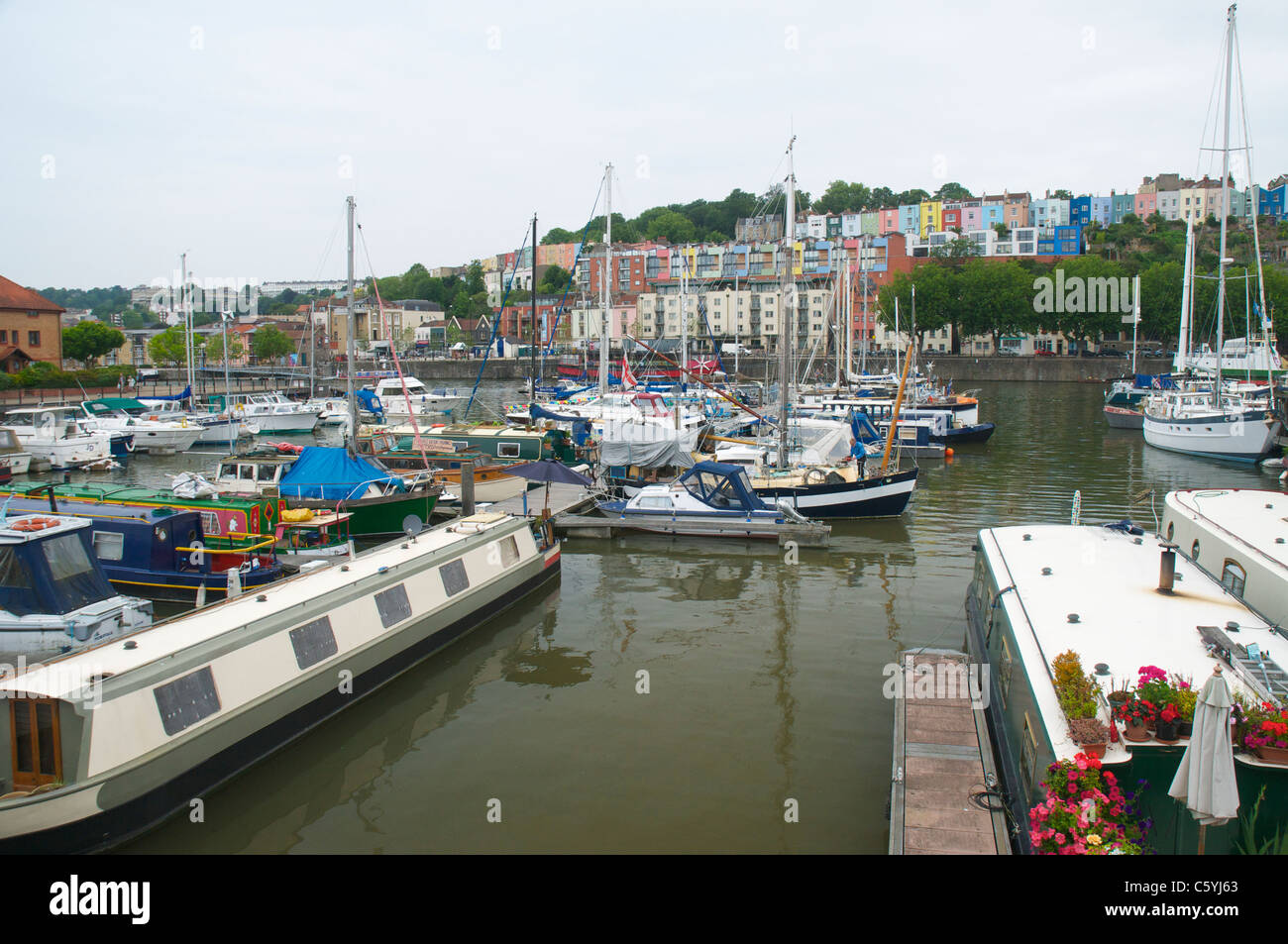 Bunte Bristol Stadtzentrum beherbergt neben dem Hafen Stockfoto