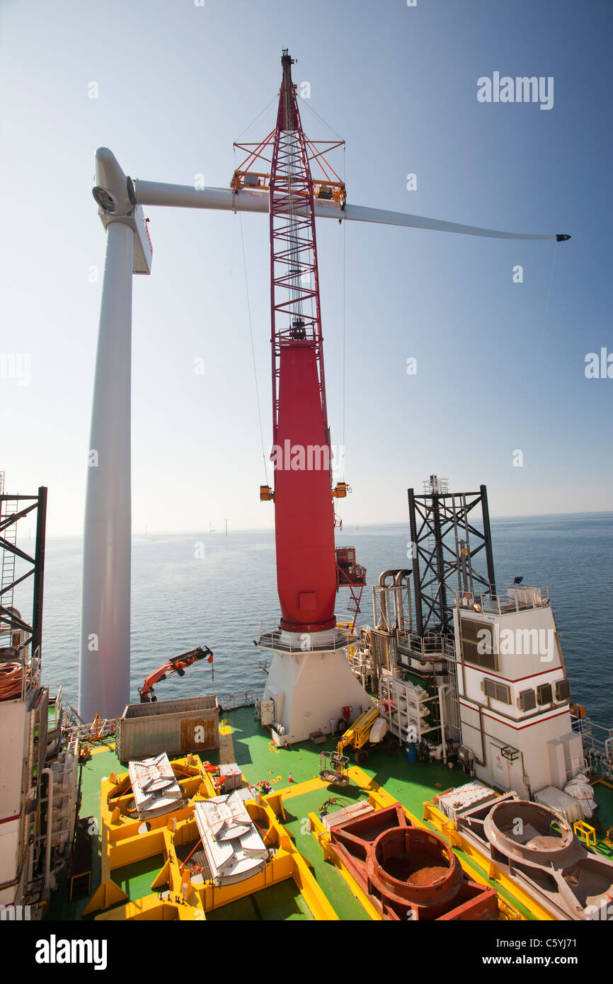 Das Aufbocken Lastkahn, Kraken, Einbau einer Turbinenschaufel, eine Windkraftanlage auf Walney offshore Wind Farm, Cumbria, UK. Stockfoto
