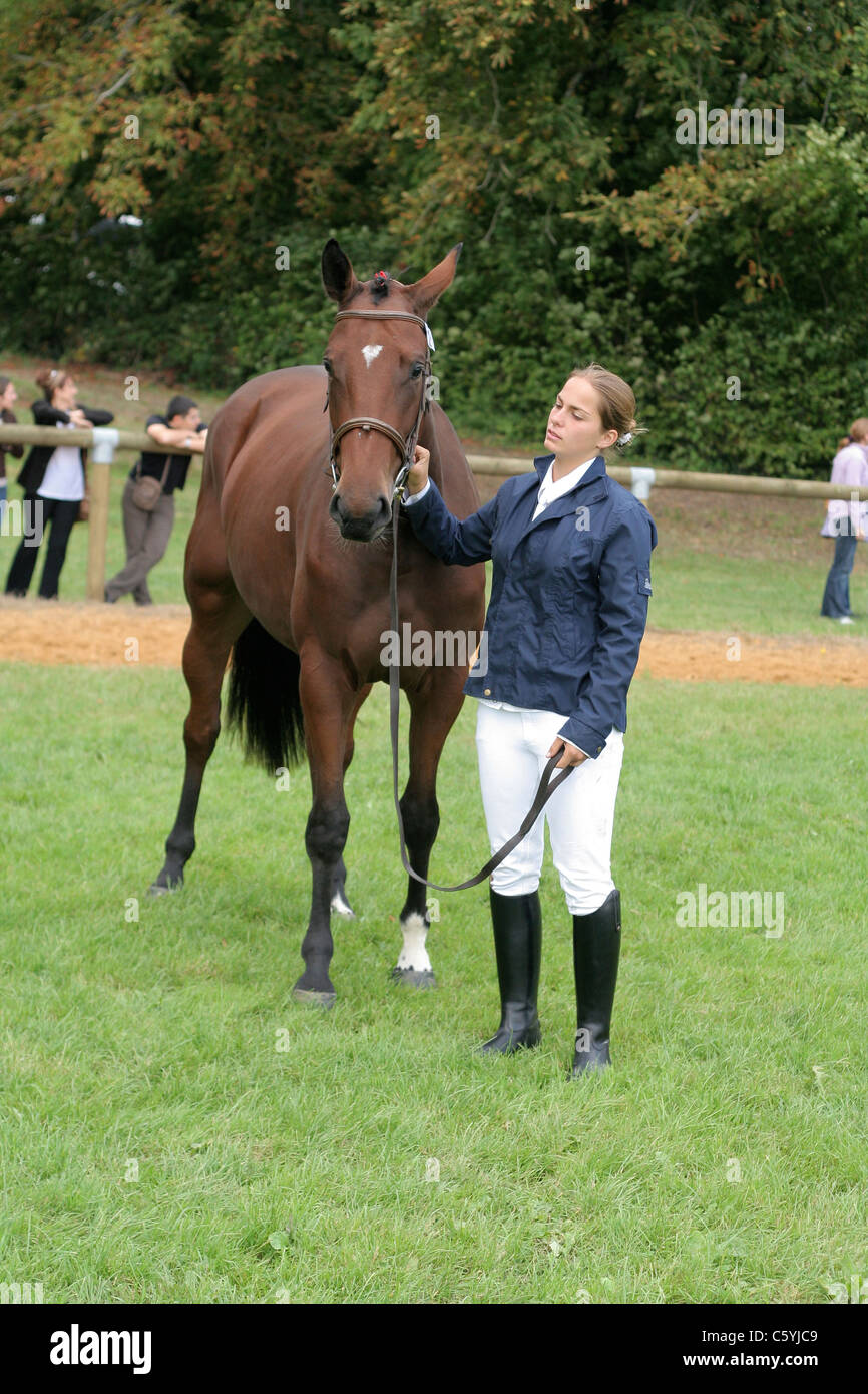 Eine Frau mit einem Pferd, französische Meisterschaft Reitpferden, Haras du Pin (Orne, Normandie, Frankreich). Stockfoto