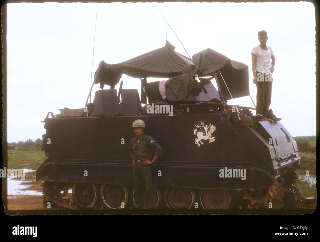 Soldaten neben APC ARVN Armee der Republik Vietnam Truppen während Vietnamkrieg 1971 Stockfoto