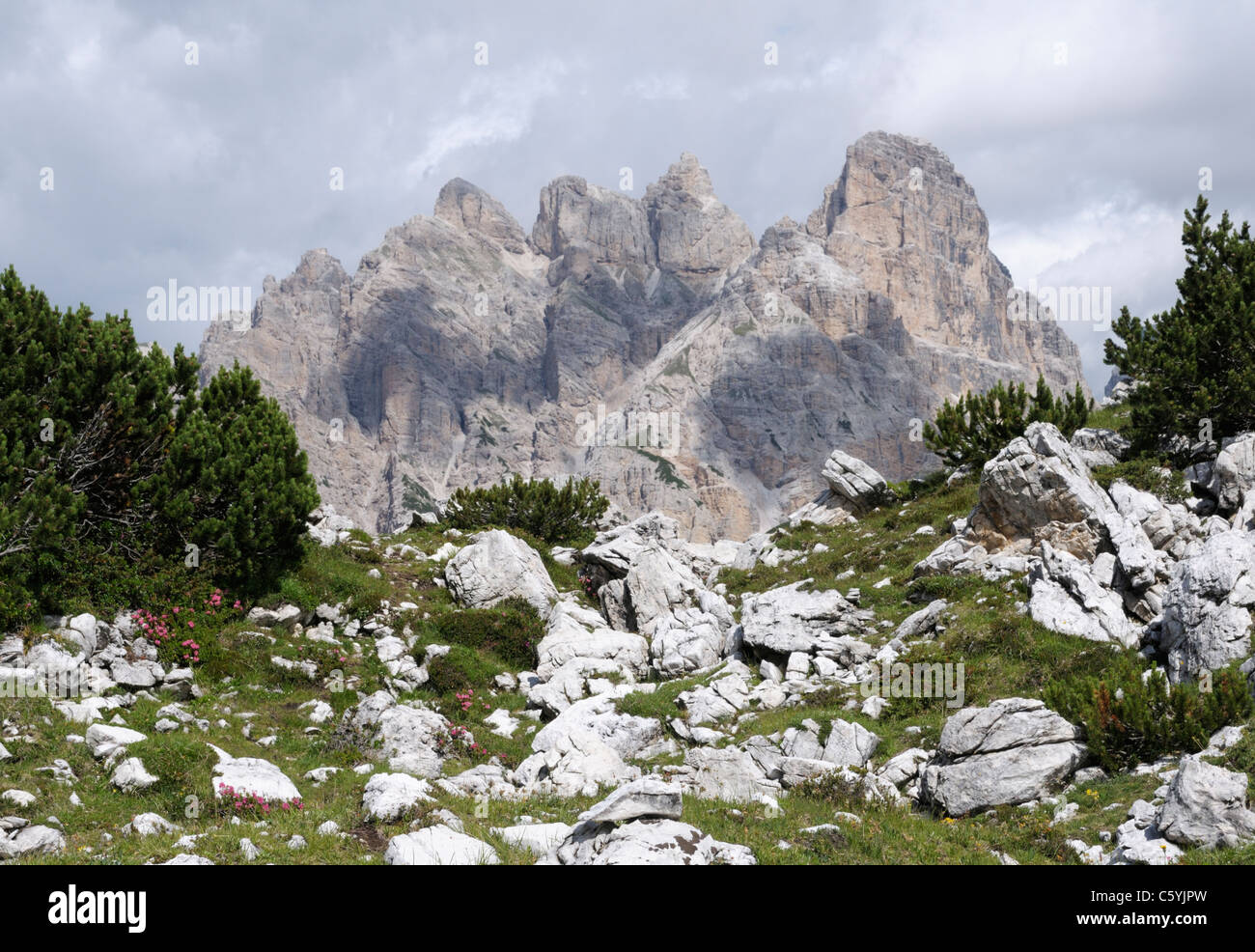 Die Gipfel der Dolomiten in der Nähe von Misurina aus dem Trail entlang der Tre Cime di Lavaredo Stockfoto