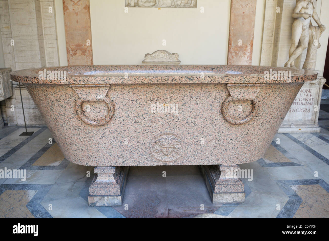 Römische Badewanne auf dem Display an der Vatikanischen Museen Stockfoto