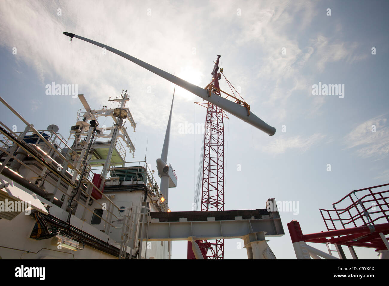 Das Aufbocken Lastkahn, Kraken, Einbau einer Turbinenschaufel, eine Windkraftanlage auf Walney offshore Wind Farm, Cumbria, UK. Stockfoto