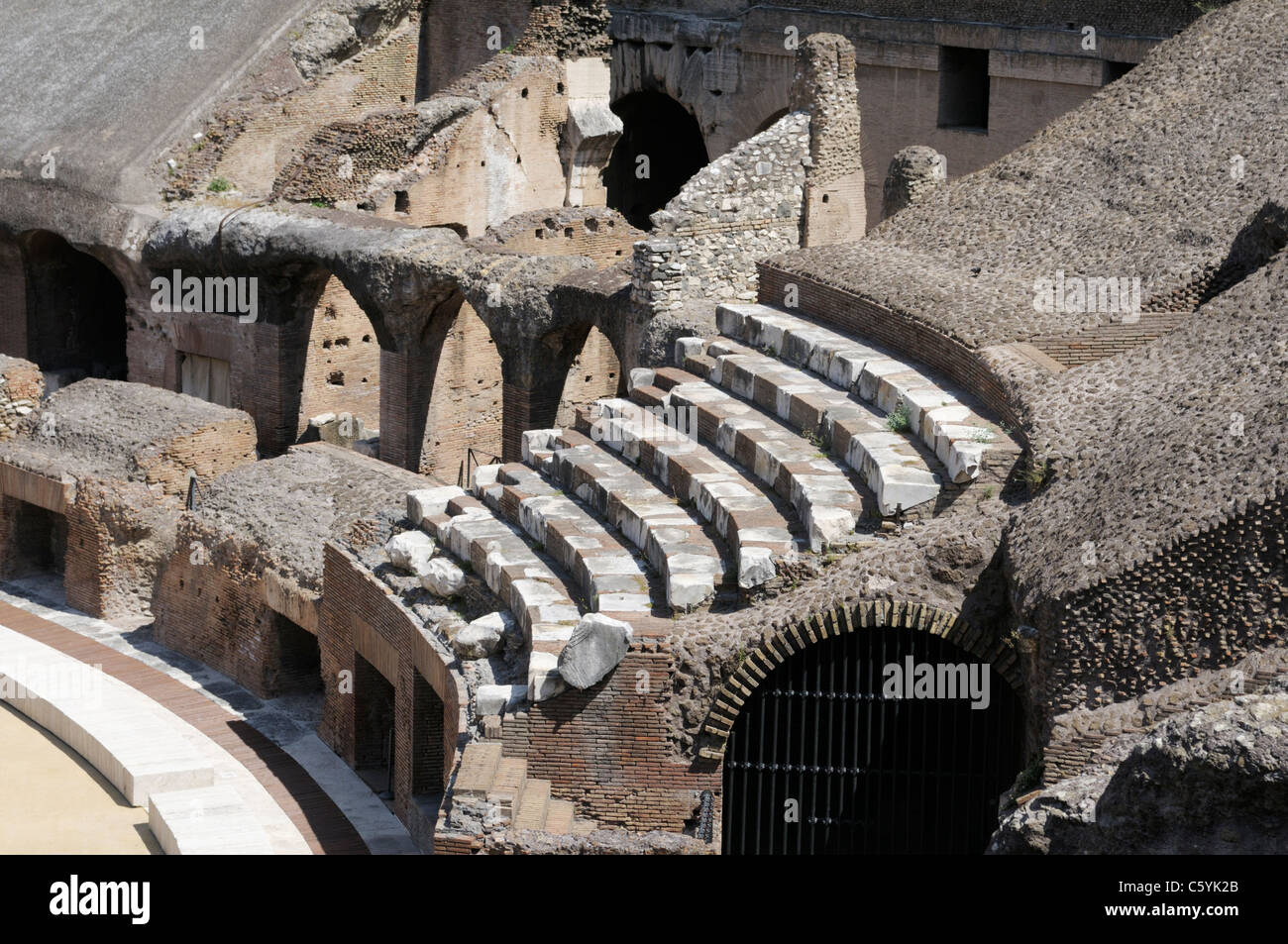 Das Kolosseum, Rom, Marmor Sitzplätze zeigen Stockfoto
