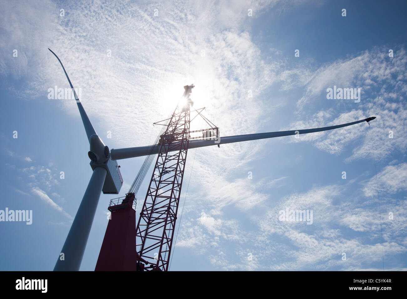 Das Aufbocken Lastkahn, Kraken, Einbau einer Turbinenschaufel, eine Windkraftanlage auf Walney offshore Wind Farm, Cumbria, UK. Stockfoto