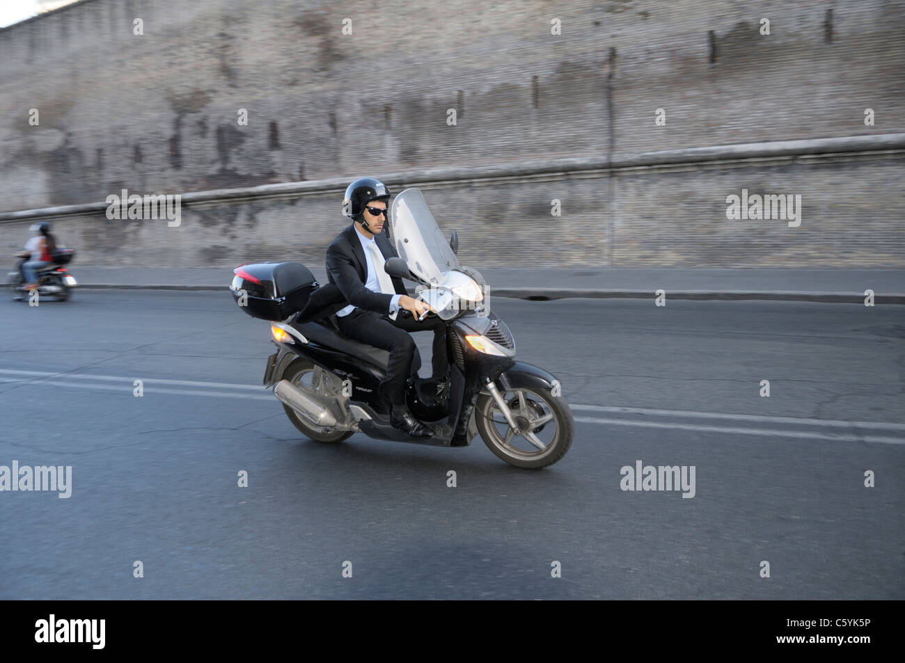 Geschäftsmann auf der Vespa, Vatikan, Rom Stockfoto