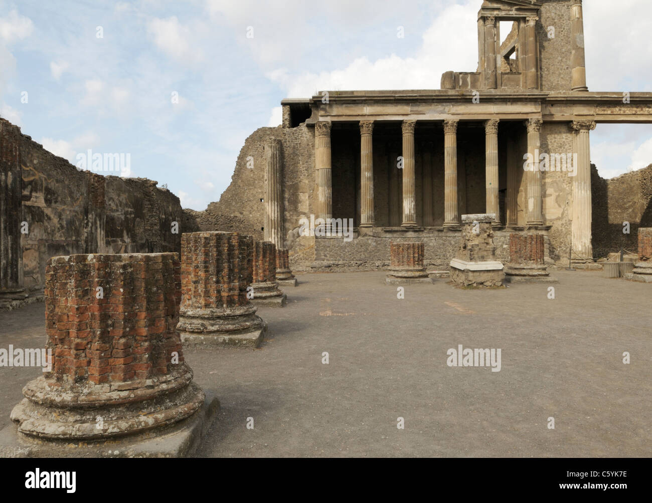 Pompeji-Basilika aus dem 2. Jahrhundert v. Chr..  Das Gebäude diente für Rechtspflege und Beilegung von Streitigkeiten Stockfoto