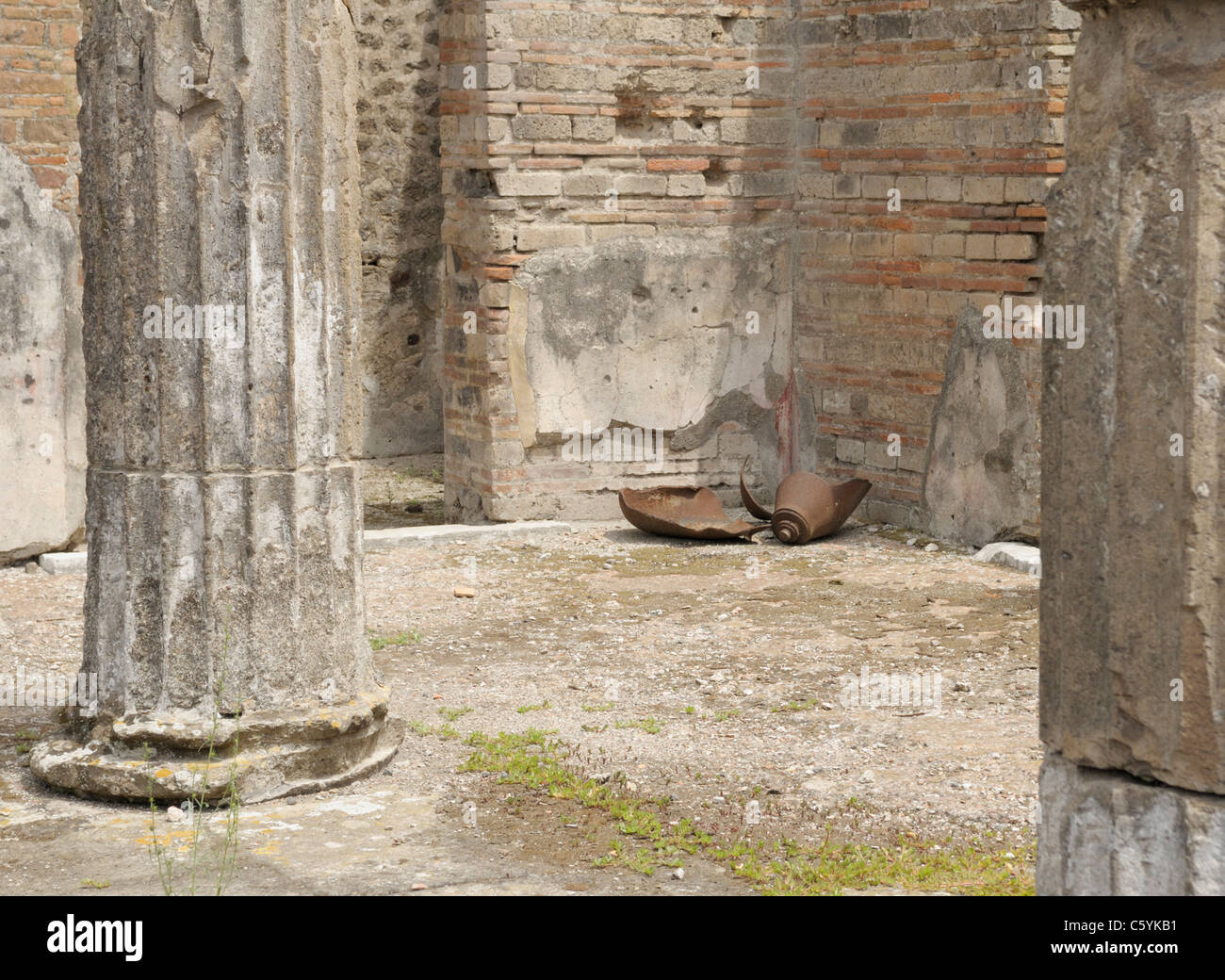 Haus des Faun, Pompeji mit Resten eines der WWII-Bomben, die auf Kosten des Hauses durch die Alliierten abgeworfen wurden Stockfoto