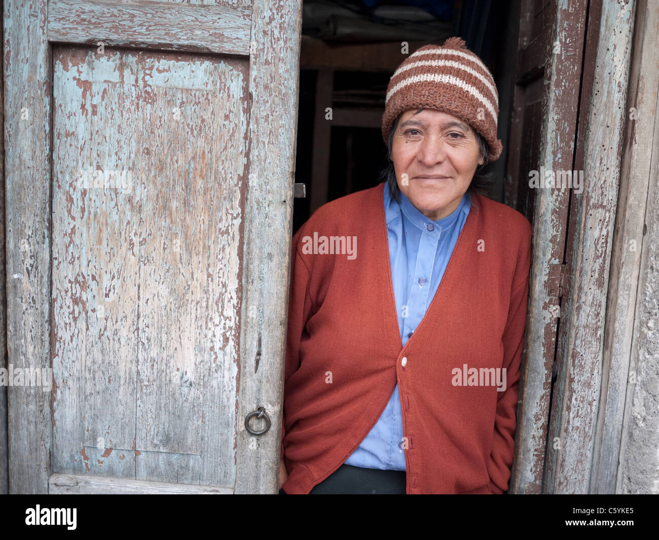 Südamerikanische Frau in Tür. Stockfoto