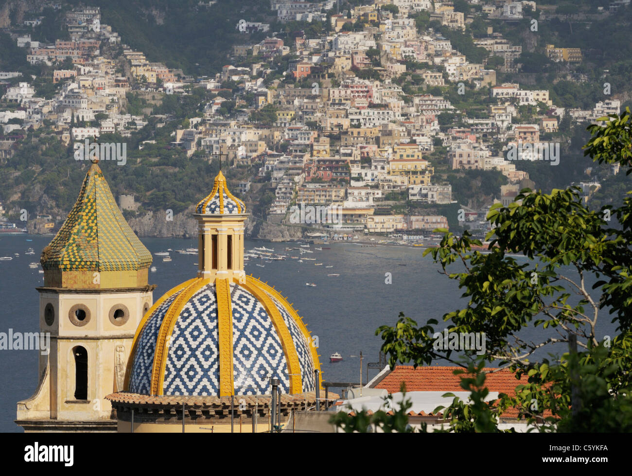Basilika San Gennaro, Praiano mit Positano im Hintergrund, Amalfiküste, Italien Stockfoto