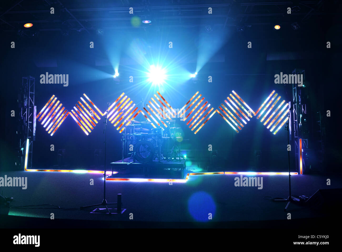 Musikbühne mit verschiedenen Flut und LED-Leuchten Stockfoto