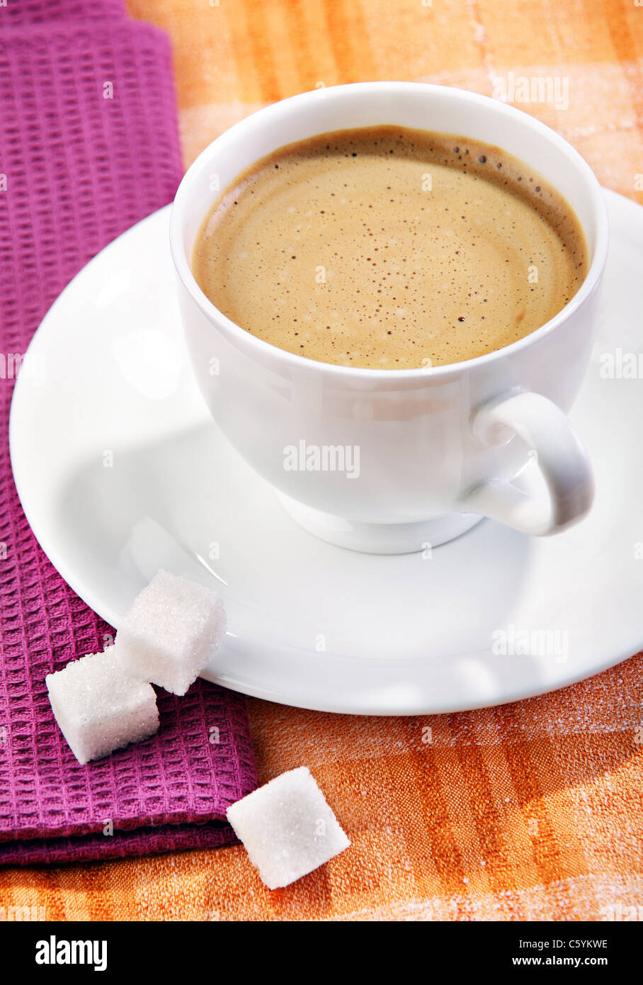 Kaffee Heißgetränk mit Zuckerwürfel Stockfoto