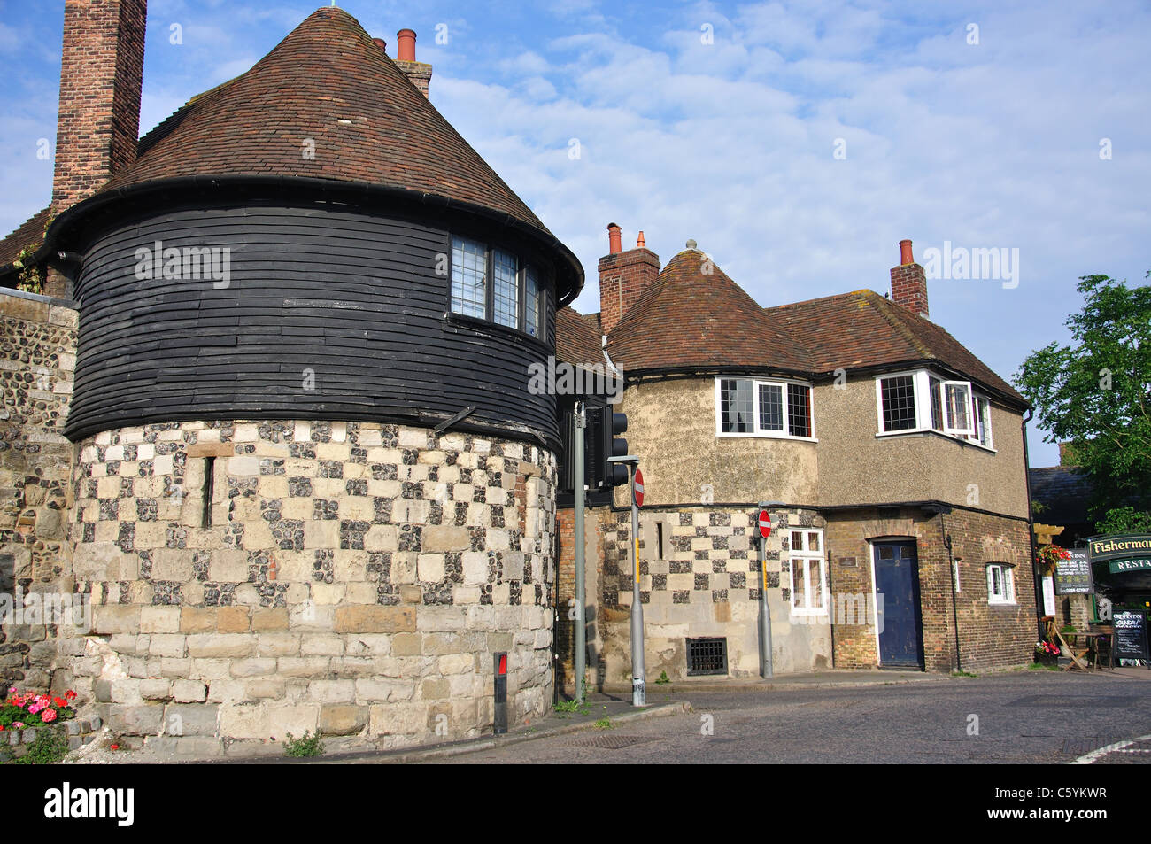 Das Barbican & Toll House am Fluss Stour, Sandwich, Kent, England, Vereinigtes Königreich Stockfoto