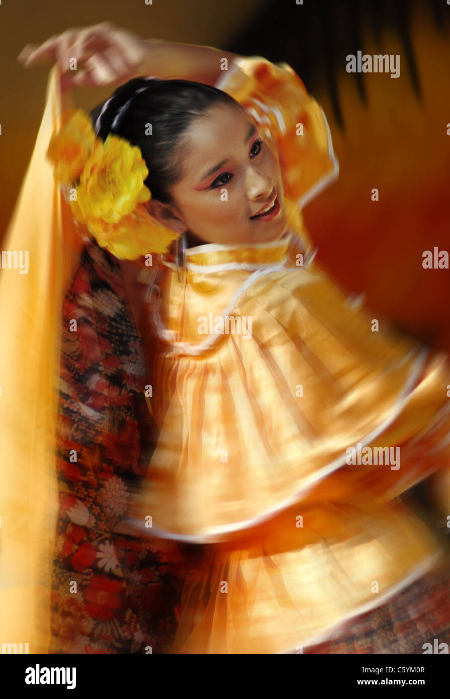 Mexikanische Folklore Ballett-Tänzerin dreht. Stockfoto