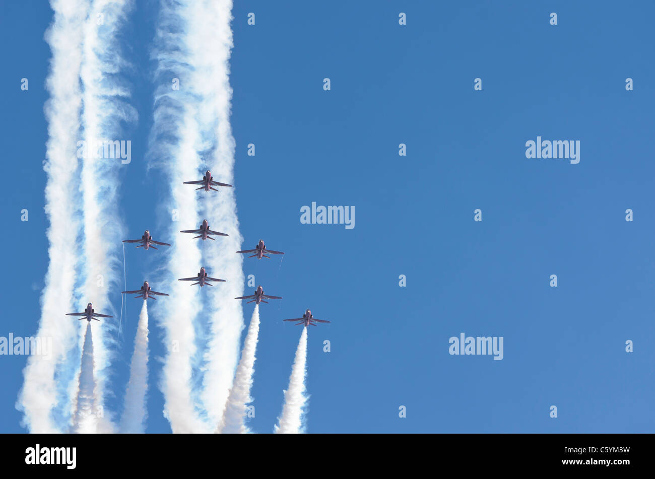 WINDERMERE, ENGLAND, UK - Juli 24: The Red Arrows aerobatic anzeigen Team am Lake Windermere am 24. Juli 2011 in Windermere. Stockfoto