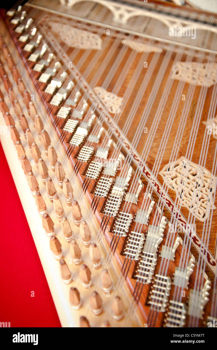 Schließen Sie herauf Bild ein Kanun, einem traditionellen türkischen Instrument mit Streichern, gespielt auf Schoß Stockfoto
