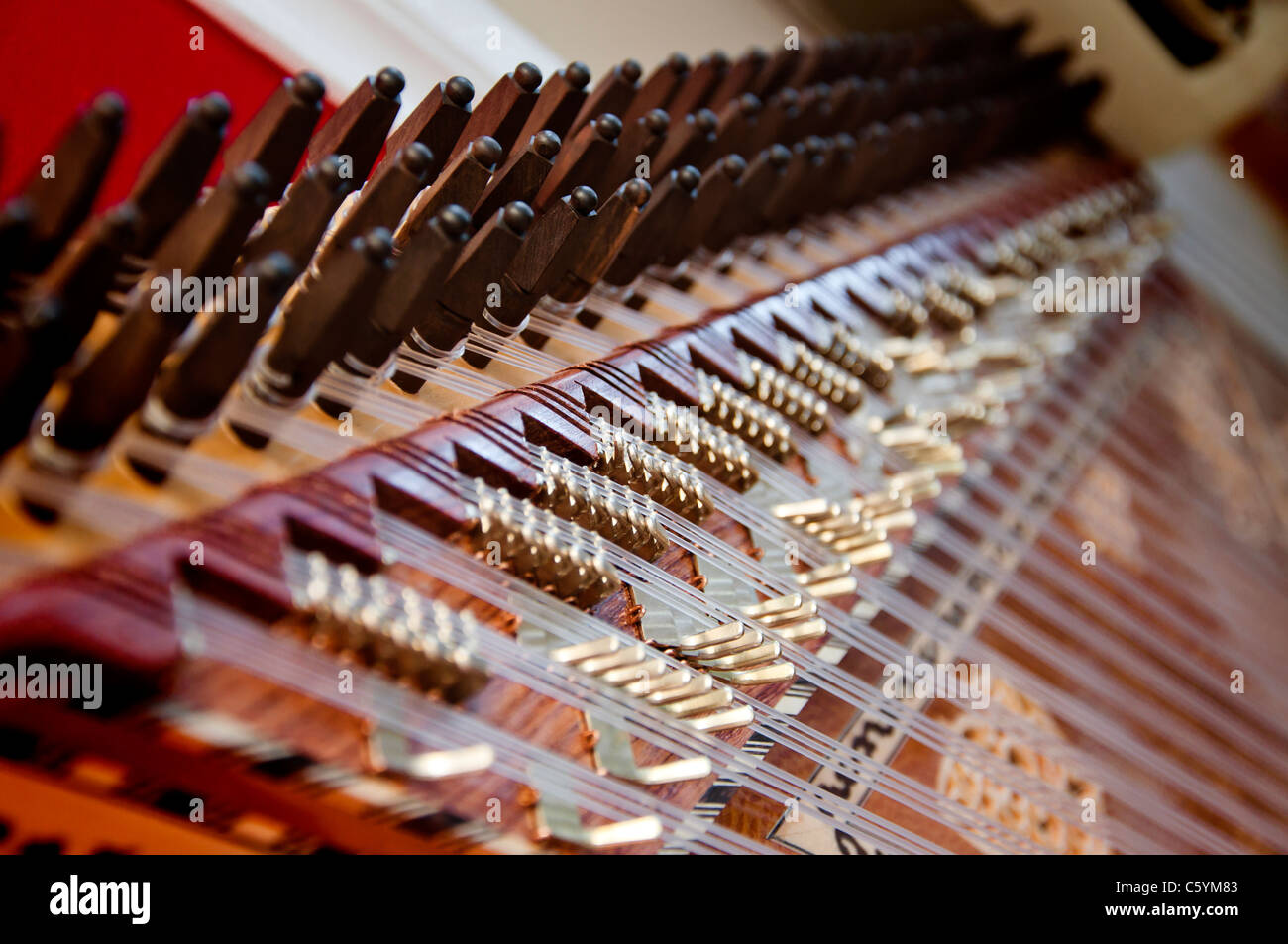 Schließen Sie herauf Bild ein Kanun, einem traditionellen türkischen Instrument mit Streichern, gespielt auf Schoß Stockfoto